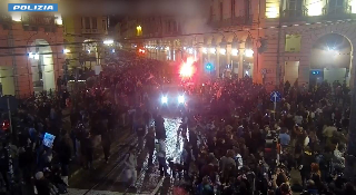 Violenze in piazza a Torino, chiesto l’arresto di 18 antagonisti